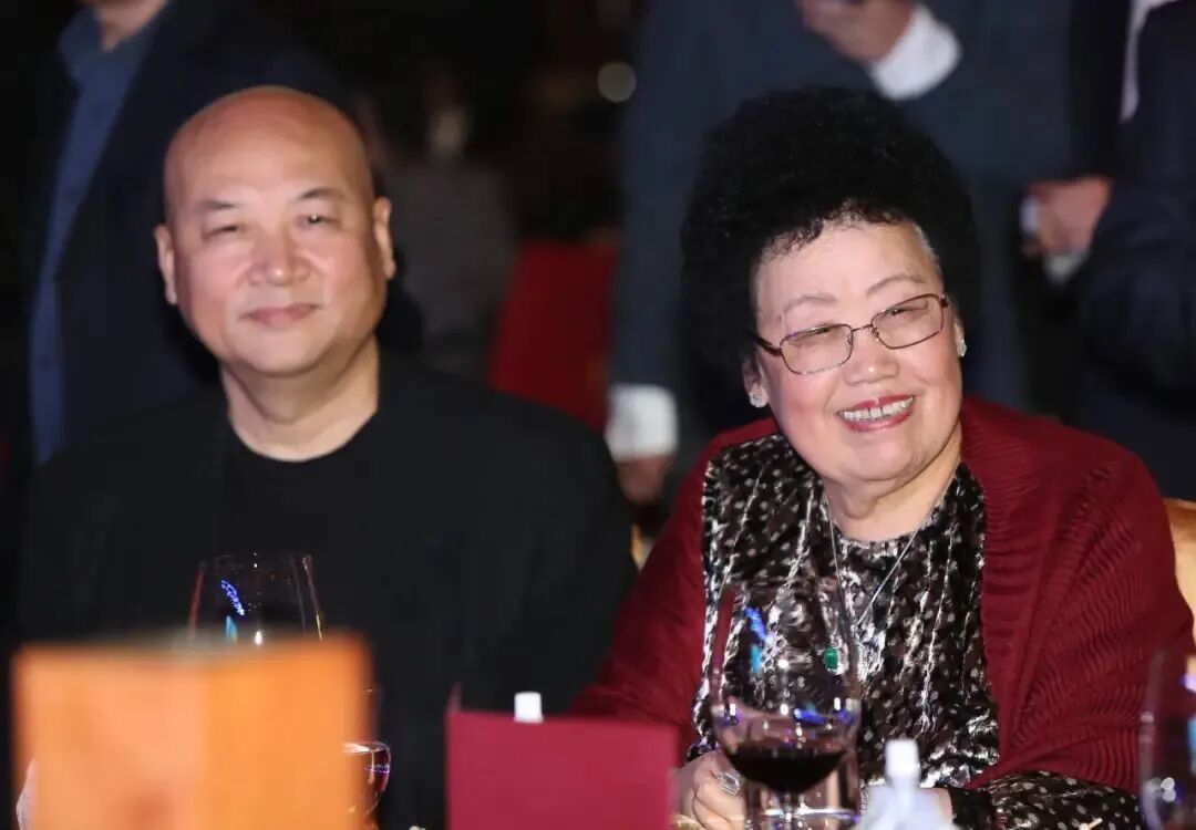 她曾是中国女首富，47岁时倒追“唐僧”迟重瑞，晚年每天生活费10元；为复刻老北京城门楼，她跪地描摹三年致膝盖受损……一文了解陈丽华→