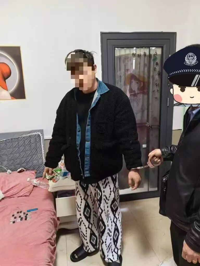 出租屋内，警方抓获贩毒逃犯和他的吸毒女友