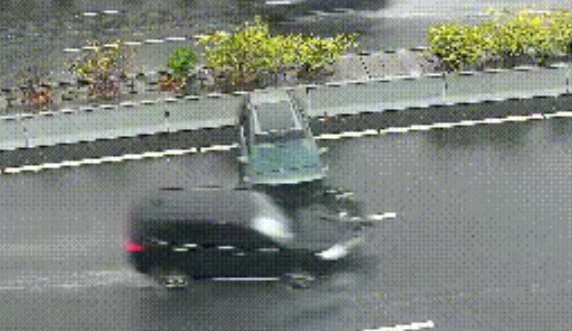高速上撞护栏后，全车人坐在车内避雨不撤离，再度被撞！有一种危险叫“二次事故”