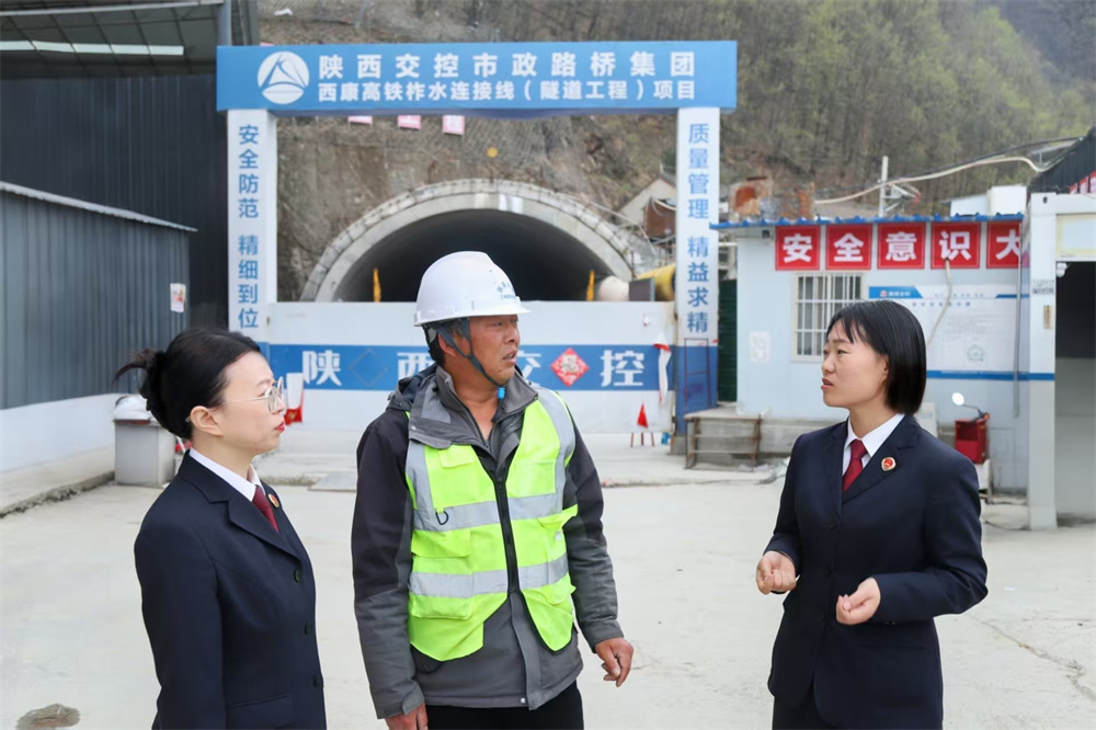 凌晨1点，钢板被装进面包车