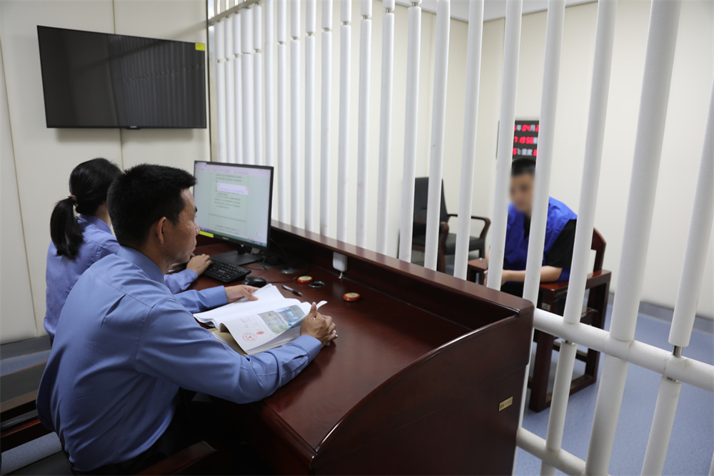 理发店老板沦为洗钱“工具人” 理发店老板沦为洗钱“工具人”