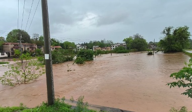 江西赣州暴雨致多地涨水,村民:洪水来得快去得也快,电动车差点被冲走 江西赣州暴雨致多地涨水,村民:洪水来得快去得也快,电动车差点被冲走