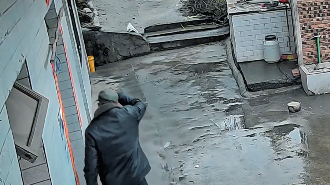 “你走后19年，爸爸还经常戴着你的帽子……”