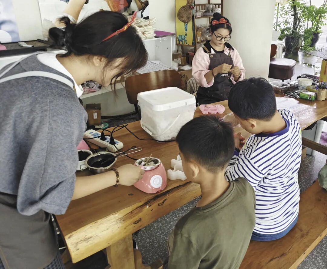 文创、家具、纱线……废弃的咖啡渣“逆袭”成增收宝贝 文创、家具、纱线……废弃的咖啡渣“逆袭”成增收宝贝