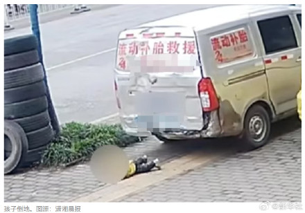 爸爸开车撞倒自家1岁宝宝车辆盲区存在致命风险 转发提醒！