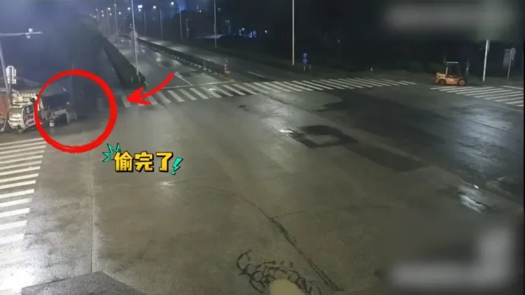 凌晨,3人开着豪车半路渴得不行,竟然联手干起这勾当…… 凌晨,3人开着豪车半路渴得不行,竟然联手干起这勾当……