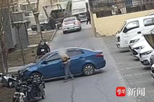 11岁少年偷开家人车，刚出车位就撞了！接二连三发生，@家长 车钥匙别乱放