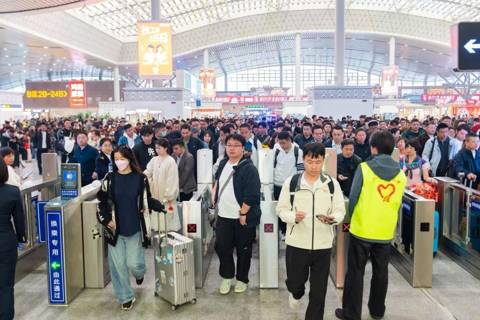 清明假期国铁广州局累计发送旅客809.5万人次，长沙南站位列车站客流第三
