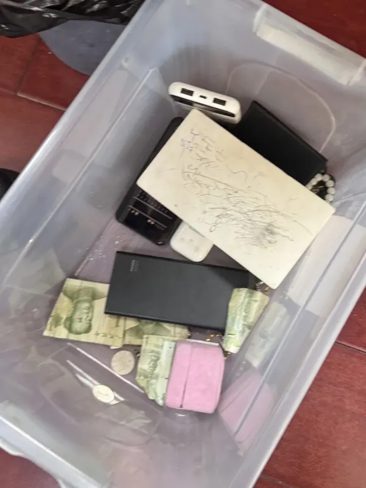 凌晨,3人开着豪车半路渴得不行,竟然联手干起这勾当…… 凌晨,3人开着豪车半路渴得不行,竟然联手干起这勾当……