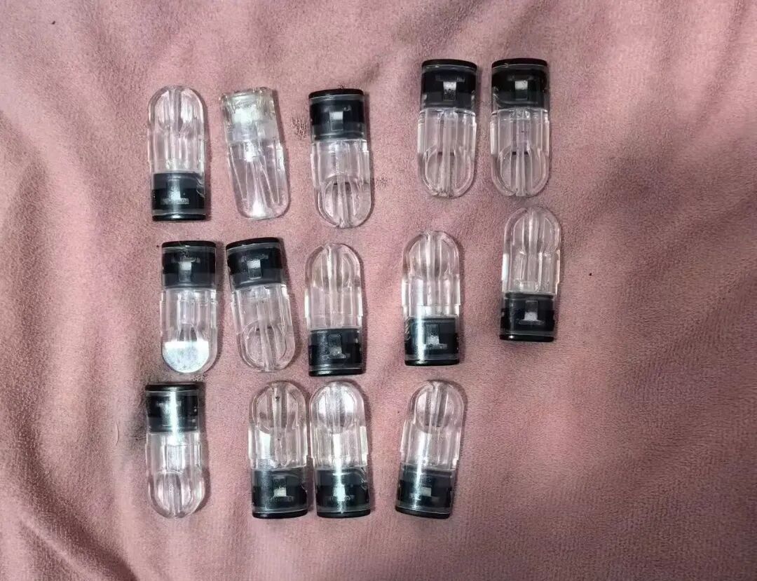 出租屋内，警方抓获贩毒逃犯和他的吸毒女友