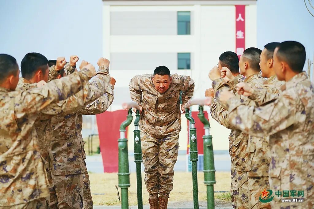 新兵入伍前脱帽跪别九旬爷爷奶奶：有一种感恩叫参军