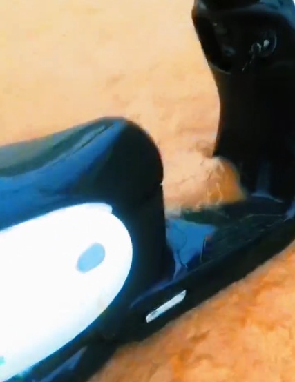 江西赣州暴雨致多地涨水,村民:洪水来得快去得也快,电动车差点被冲走 江西赣州暴雨致多地涨水,村民:洪水来得快去得也快,电动车差点被冲走