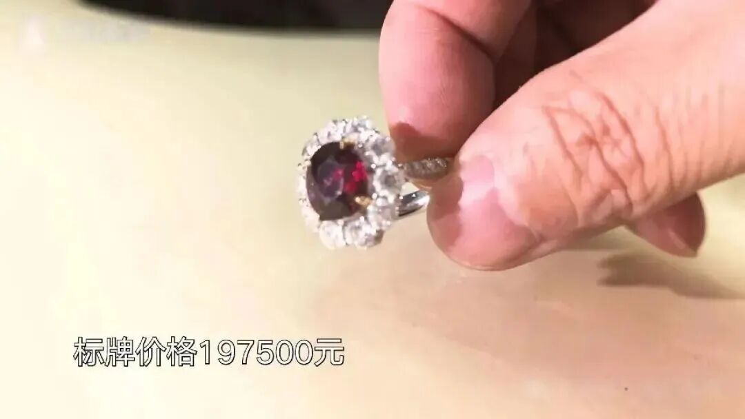上海老夫妻以1.5折买下红宝石戒指，竟遭店主围追堵截，法院判了→