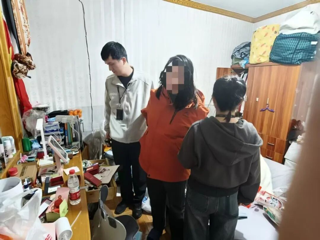 婆婆的遗物突然出现在床上！女子心里一惊：明明是收好的，难道是…