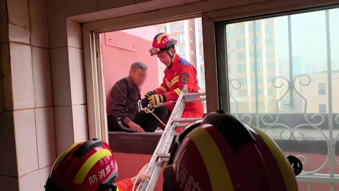 住户一指窗户，社区工作者惊呆了！幸亏消防员及时赶到——