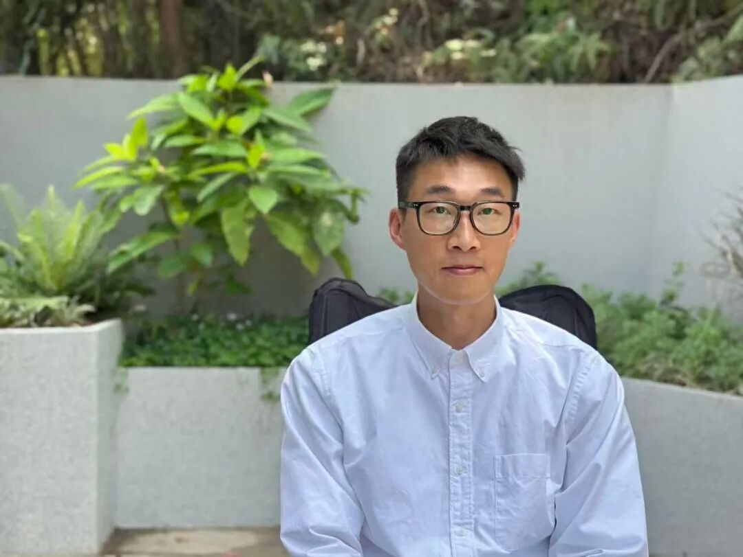 广东25岁守墓人自费扮玩偶祭拜小女孩，每天早上主动跟逝者打招呼：我不想他们被遗忘