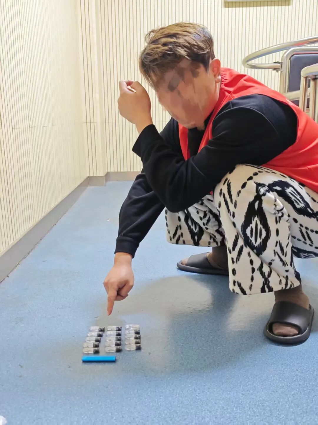 出租屋内，警方抓获贩毒逃犯和他的吸毒女友