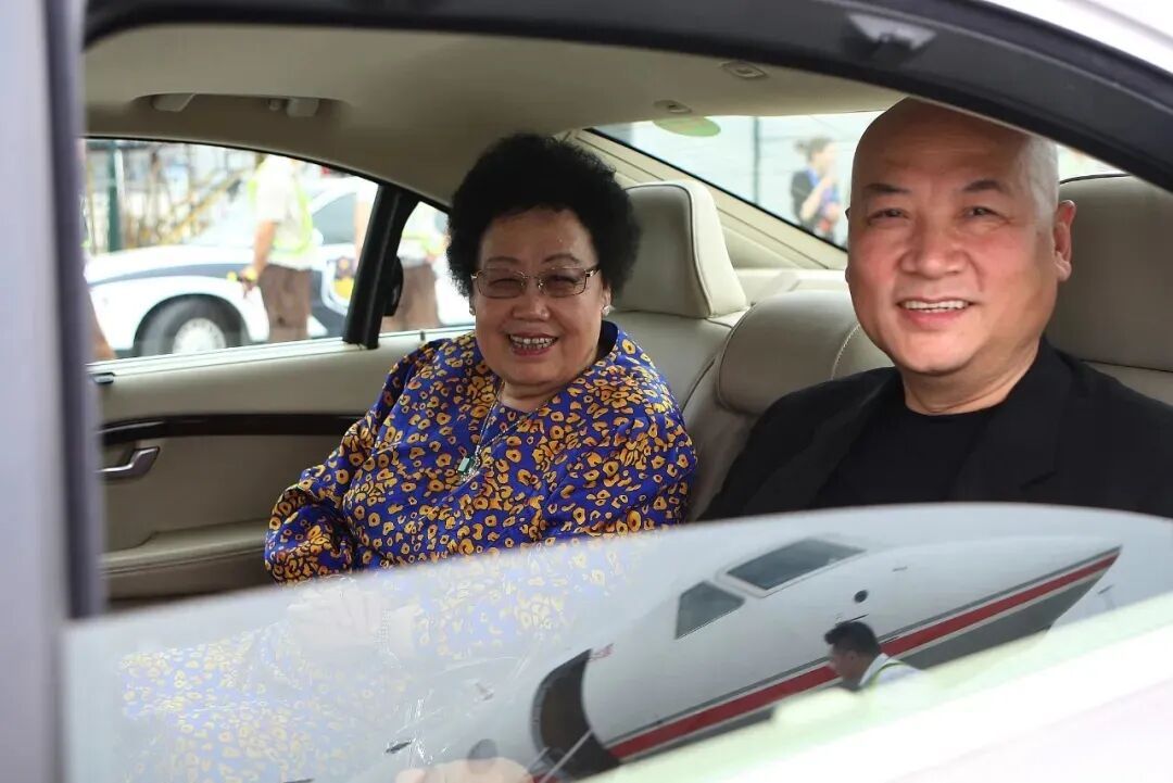 她曾是中国女首富，47岁时倒追“唐僧”迟重瑞，晚年每天生活费10元；为复刻老北京城门楼，她跪地描摹三年致膝盖受损……一文了解陈丽华→