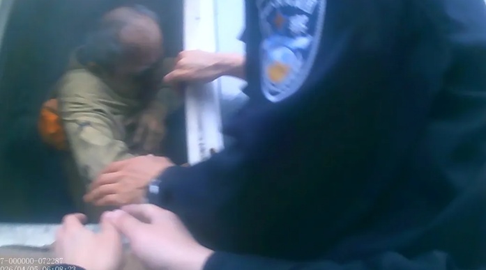 火情突发险象环生 警民同心勇救被困群众