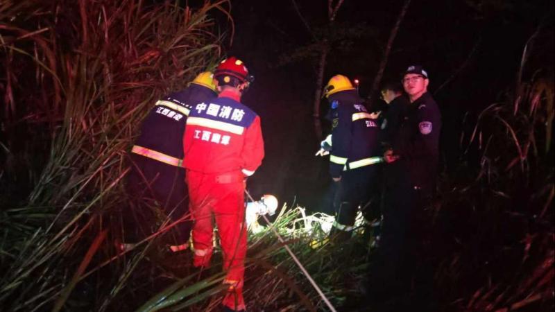 江西鹰潭：车辆翻入急流沟渠一人被困 消防紧急救援