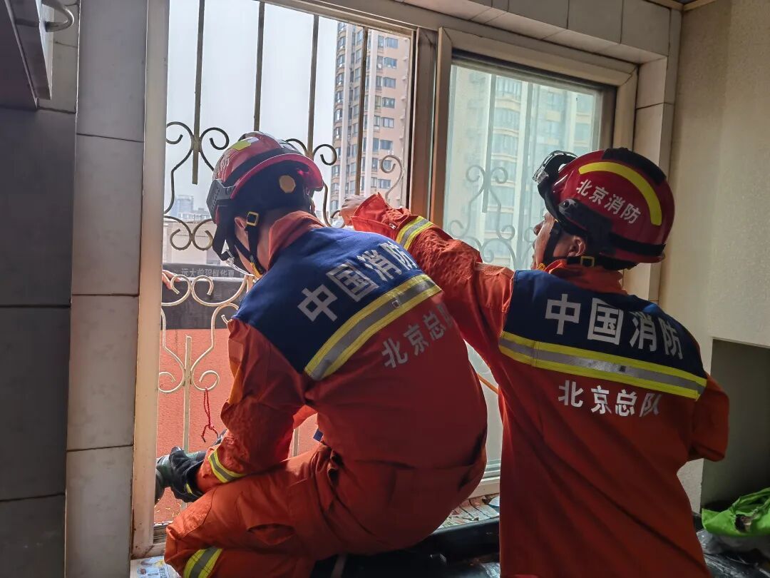 住户一指窗户，社区工作者惊呆了！幸亏消防员及时赶到——