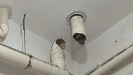 女子工厂厕所里“捞金”被困，消防员到场后在天花板上“凿”出她的手……