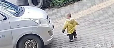爸爸开车撞倒自家1岁宝宝车辆盲区存在致命风险 转发提醒！