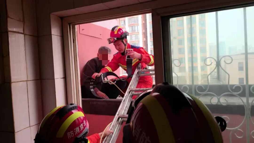 凌晨两点连廊顶传来异响，六小时后才被发现……老人困在5层高楼外，消防紧急破窗救人