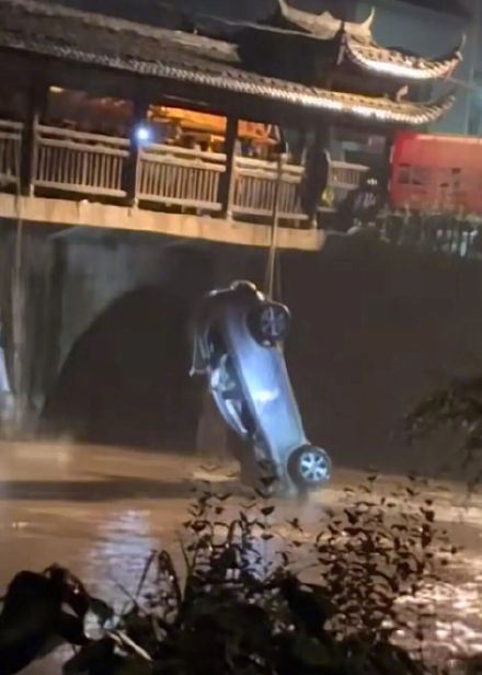 汽车坠河致5人身亡!当地警方通报:陈某某(女,45岁)操作不当意外落水 汽车坠河致5人身亡!当地警方通报:陈某某(女,45岁)操作不当意外落水