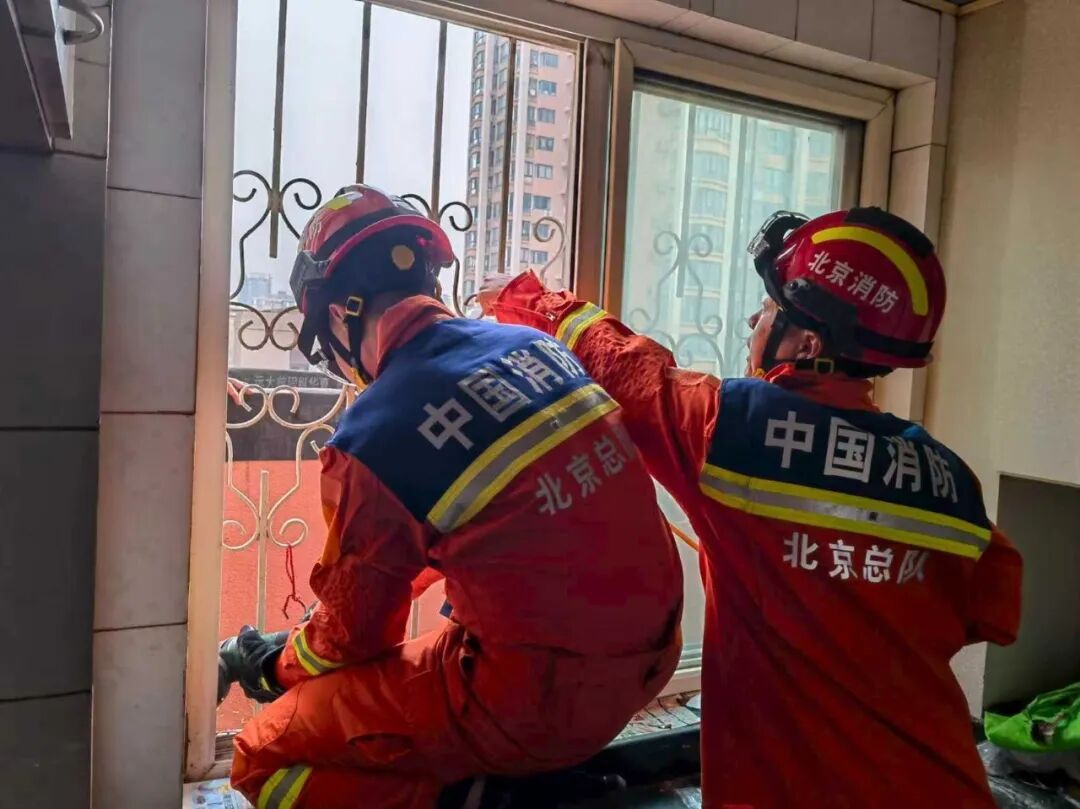 凌晨两点连廊顶传来异响，六小时后才被发现……老人困在5层高楼外，消防紧急破窗救人