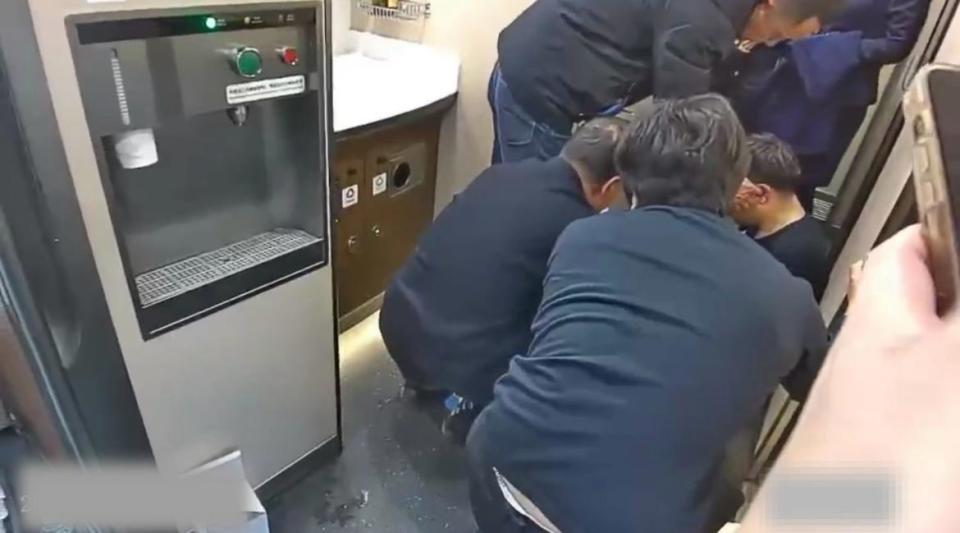 G316次列车上演暖心生命接力：旅客突发疾病吐血，隆回医生挺身而出救助