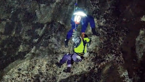 “驴友”登山迷路被困悬崖，脚下岩石平台突然坍塌，消防员飞身抱住被困者