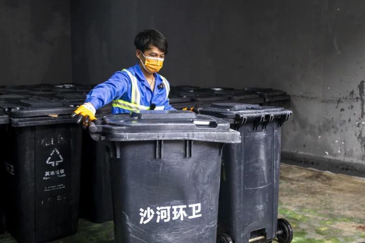 广州环卫工在街头电箱画画火出圈!当事人回应:小时候因动漫爱上画画 广州环卫工在街头电箱画画火出圈!当事人回应:小时候因动漫爱上画画