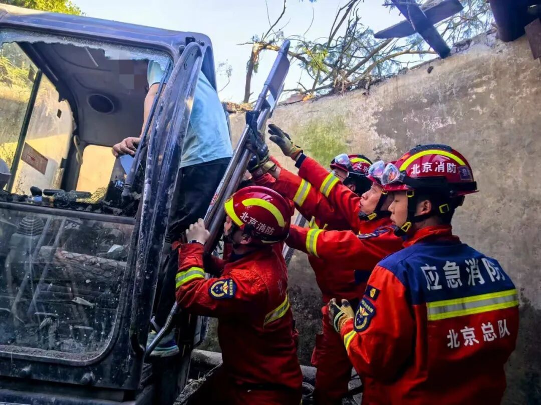 挖掘机坠井司机被困，怀柔消防紧急救援