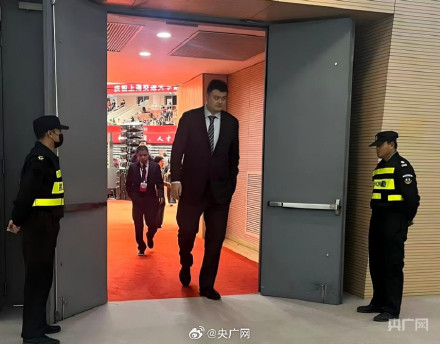 姚明现身上海交大建校130周年庆