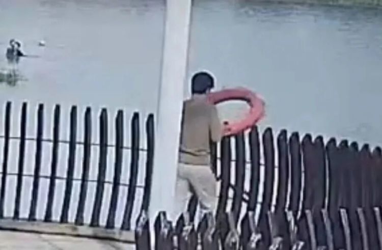 事发上海！7岁男孩落水，37岁男子手机一丢就跳了下去，救人后默默离去……