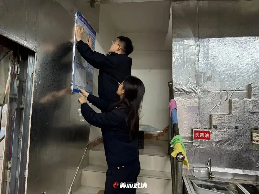 一条腿撑起的小店，一家家小店托举的烟火