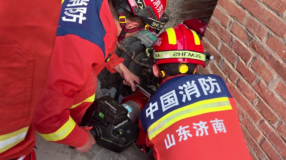 没到年龄就驾驶TA上路！男孩一头扎进墙缝里……