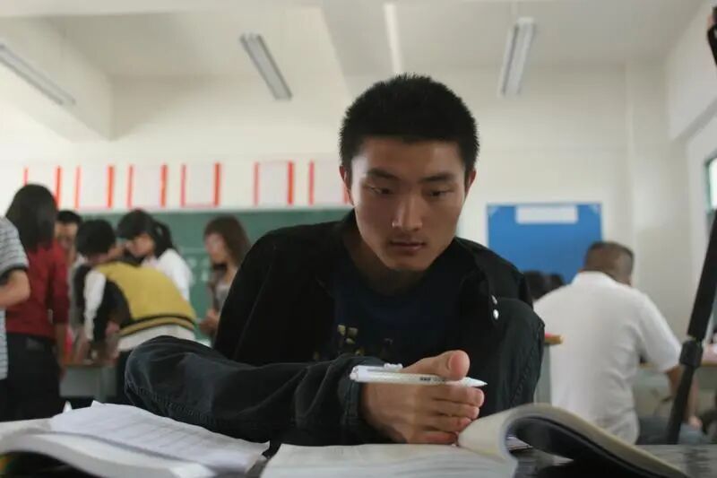 云南无臂少年杨孟衡，从高位截肢到剑桥硕士的逆袭人生