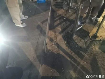 广州一地铁口螺丝凸起多人险被绊倒 广州一地铁口螺丝凸起多人险被绊倒