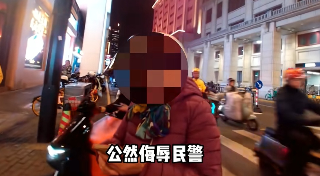 太嚣张！女子马路上违法试图逃离，还公然辱骂踢打民警，上海警方：刑拘