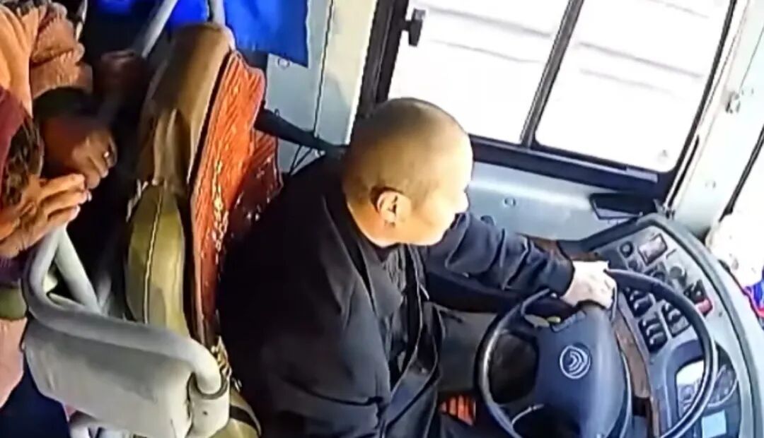 5秒救下45人！56岁司机开车突发疾病，最后时刻踩死刹车、回正方向盘