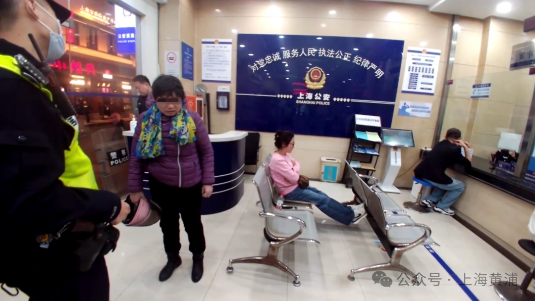 太嚣张！女子马路上违法试图逃离，还公然辱骂踢打民警，上海警方：刑拘