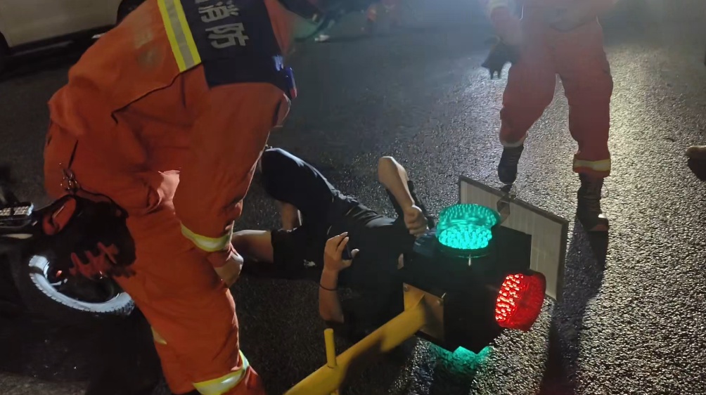 没到年龄就驾驶TA上路！男孩一头扎进墙缝里……