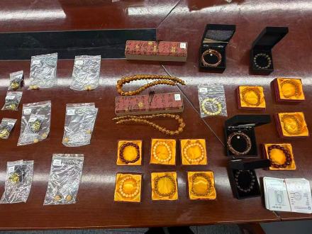 老人直播间88万买到假玉部分是塑料