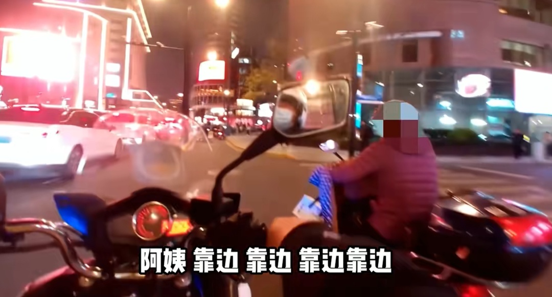 太嚣张！女子马路上违法试图逃离，还公然辱骂踢打民警，上海警方：刑拘