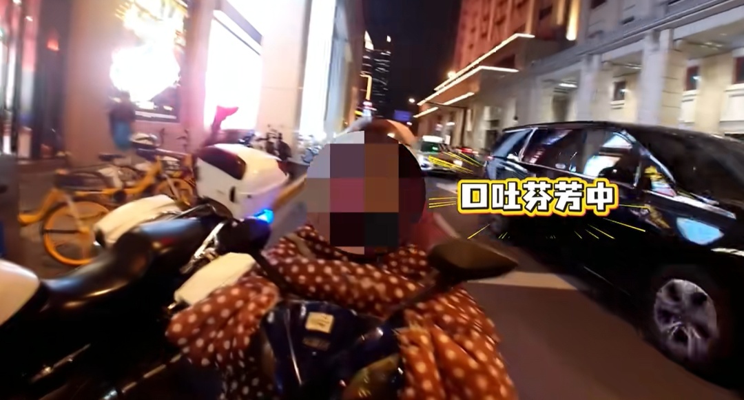 太嚣张！女子马路上违法试图逃离，还公然辱骂踢打民警，上海警方：刑拘
