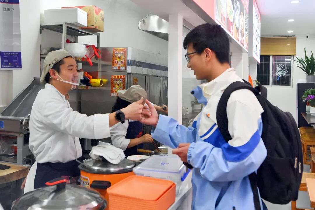 “老板，我考了三个第一！”“吃啥？随便点！”