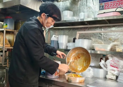 一条腿撑起的小店，一家家小店托举的烟火