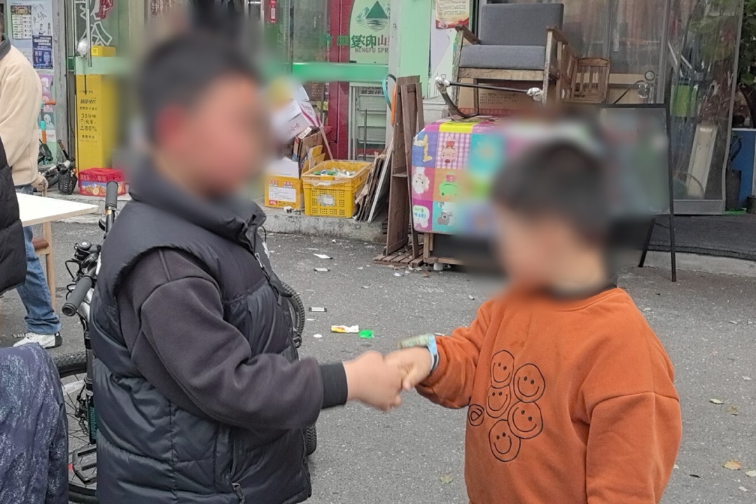 报警电话里全是哭声!民警赶到当场“傻眼”,网友:不容易… 报警电话里全是哭声!民警赶到当场“傻眼”,网友:不容易…